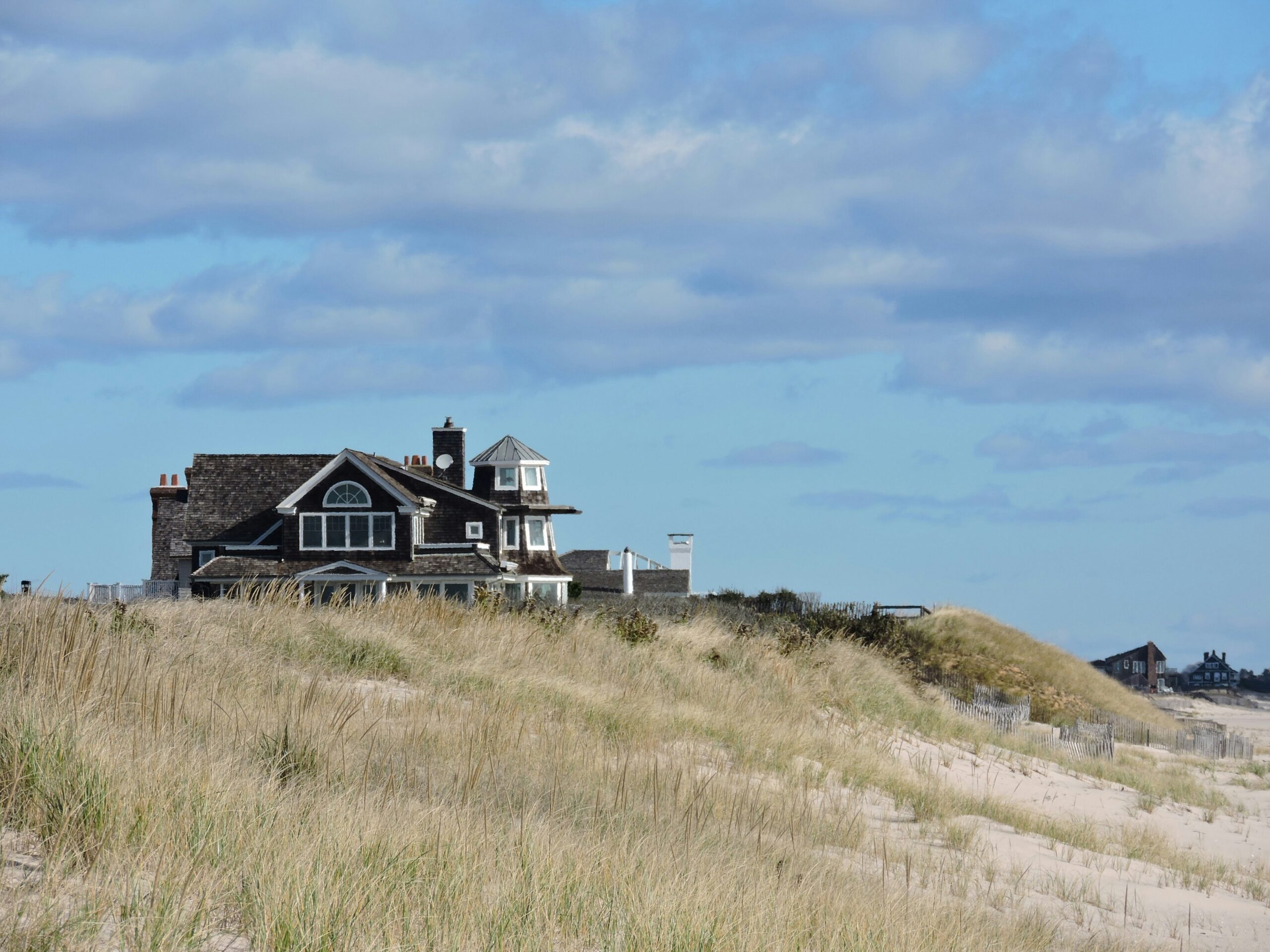 Is Now the Time to Sell? Capitalizing on Hamptons Market Trends for Maximum Return